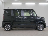リアには左右スライドドアを採用。狭い駐車場でも開閉しやすく、強風の日でもドアが煽られにくくなっております。小さなお子さまやご年配の方も安心して乗り降りできます。