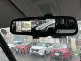 アラウンドビューモニターの映像は、バックミラーにも映せます。
