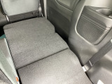 リアシートは簡単に倒すことができるので、ラゲッジルームも広がります。
