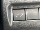 【パワーバックドア】スマートキーや運転席のボタンを押すだけでリアゲートが自動で開閉します!荷物を持っている時や、高い位置にあるバックドアを閉める際に便利な機能です♪