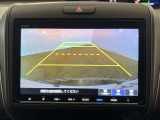後退時に車両の後ろ側をモニター画面に表示します。車庫入れが苦手な人もこれで安心♪
