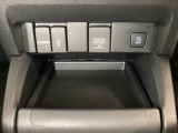 アクセサリーソケットはUSBのアダプターなどをつければ、スマホの充電にも使えます。横にはナビゲーション用の外部入力可能なUSB端子などがついており、周辺には物が置けるボックスがついています。