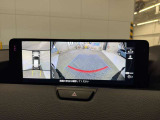 車体がシースルー(透過)して周囲の見通しを高めた設計の『360&deg;シースルービューモニター』を搭載。大きな車体でも、上空から見下ろす正確な視点で、狭い道や駐車をサポートします。