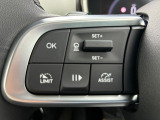 アダプティブクルーズコントロールは、フロントバンパーのレーダーセンサーを使用し、前方の車両の加減速に応じて自動的にスピードを調節、車間距離を維持します。(時速30km以上で使用可能)