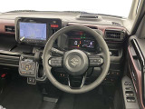 運転席まわりです。 各操作スイッチは使いやすい位置に配置されてます。