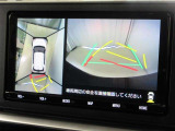 パノラミックビューモニター付きです。車両を上から見たような映像をナビゲーション画面に表示。運転席からの目視だけでは見にくい、車両周辺の状況をリアルタイムでしっかり確認できます。
