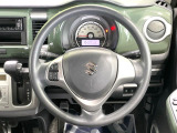 インテリアに合わせたデザインのステアリングは、運転される方のことも考え、運転しやすい形状、大きさです。是非一度、実際に触ってお確かめください。
