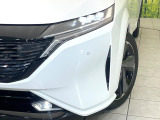 【LEDヘッドライト】悪天候や夜間走行時も良好な視界を確保し安心して運転できる高輝度LEDヘッドライトを装備!点灯速度が早く、消費電力も抑えられています。