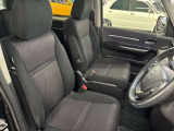 運転席の画像です。足元やシートまわりに余裕があり、リラックスした姿勢で運転が可能です。視界も良好で操作系へのアクセスもしやすく、快適で安心感のあるドライブをサポートします。