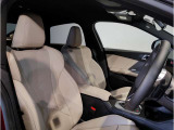 【コックピットシート】BMW車の主役席。車体中央にくる様に配置し車両重心とが一致する事でドライバーと車との一体感あるドライビングを実現。人間工学に基づき形成した形状が長時間のドライブ疲労も軽減します!