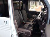 ゆとりのある運転席で毎日の運転も快適です。