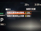 【BSW+BSL】死角になりやすい隣接レーンの後側方を走行する車両を検知すると、ドライバーに表示で知らせ、更に車線変更を開始した場合には、戻すような力を発生し車両との接触を回避するようアシストします。