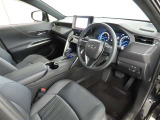 高級感のある美しいインテリアデザインの運転席です。