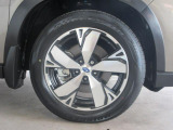 右前 18インチアルミホイール タイヤサイズは、225/55R18です。「*ホイールロックナットは展示用です」