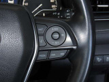 ステアリングスイッチ付きで、運転中に視線を前に向けたまま操作できます。