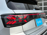 クロスデザインのLEDテールランプ(ダイナミックターンインジケーター付き)。流れるウィンカーが後続車への視認性を高め、安全性とデザイン性を両立。