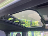 【ガラスルーフ】ガラスルーフ搭載で車内の解放感が一気にアップ!開放的なドライブをお楽しみいただけます。