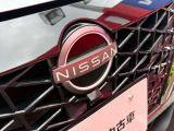 NISSANエンブレムに内蔵されたセンサーで2台前を走る車両を検知し注意を喚起してくれるインテリジェントFCW(前方衝突予測警報)が付いています!高速道路の走行時に前が見えないときなどに役立ちます!