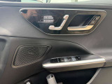 【メモリー付きパワーシート】3名までのシートポジションを記憶できるパワーシート!運転席のみ、ドアミラー・ステアリング位置も記憶可能です。高速道路などでの、運転交代時などに便利な機能です☆
