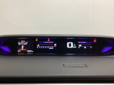 デジタル表示のスピードメーターとタコメーターを大きく配した見やすいメーター部になっています。左側のインフォメーション画面でオドメーターや燃費などの情報を確認できます。