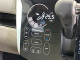 【オートエアコン】一度お好みの温度に設定すれば、車内の温度を検知し風量や温度を自動で調整。暑い&hellip;寒い&hellip;と何度もスイッチ操作をする必要はありません。快適な車内空間には必須の機能ですね♪