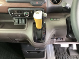 足元スッキリ、インパネシフトです。パーキングブレーキはフットブレーキタイプなので、運転席と助手席の間がスッキリしています。