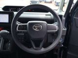 手になじみやすいステアリングで快適に運転できます。