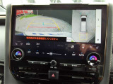 パノラミックビューモニター付きです。車両を上から見たような映像をディスプレイオーディオ画面に表示。運転席からの目視だけでは見にくい、車両周辺の状況をリアルタイムでしっかり確認できます。