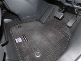 内装工程では、中古車を気持ちよくお乗りいただけるよう清掃しております。