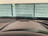 運転視界の遠方上方に虚像を投影することで前を見ながら情報の視認ができます。本当にドライバーが必要な情報を適切に伝え、楽しんで頂くことを考えた新世代装備です。※虚像は1.5m前方に浮かぶイメージです。