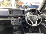 オーソドックスで使い易い運転席です。