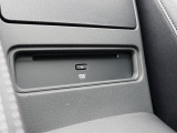 CD/DVD再生プレーヤーとフルセグTVチューナーを装備しています。また、USB端子も備えています。