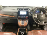 車内は光触媒抗菌消臭施工済です。スタイリッシュなデザインでスポーティなインパネ周りを演出します。グローブボックスやカップホルダーのほかにトレーなどたくさんの収納スペースが付いています。