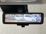 【インテリジェント ルームミラー】車両後方のカメラ映像をミラー面に映し出すので、車内の状況や、天候などに影響されずいつでもクリアな後方視界が得られます!