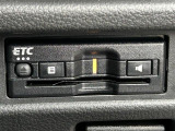 【ETC】有料道路を利用する際に料金所で停止することなく通過できる、ETC車載器(ノンストップ自動料金収受システム機器)が装備されています。セットアップを行うことで利用可能になります。