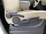 【前席】運転席にはシート高を調整できるハイトアジャスターが装備され、幅広いシートポジションの設定が可能になっております♪