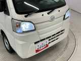 ヘッドライトには目立つくすみも無くクリアに仕上がっております。ポリッシャーでのみがきの工程を取り、ツヤのあるキレイな状態へ。