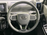 インテリアに合わせたデザインのステアリングは、運転される方のことも考え、運転しやすい形状、大きさです。是非一度、実際に触ってお確かめください。