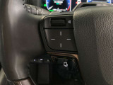 運転中、オーディオの操作をしてて、ハッとしたことはありませんか?ステアリングスイッチは、運転中でもハンドルでオーディオの操作が可能です。安全なドライブをサポートします。