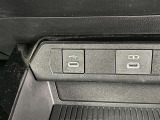 こちらのクルマはUSB接続コネクタも装備されています♪スマホの充電などにお使い下さい。ご旅行中での充電切れも、これなら心配いりませんね!