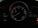 ☆中央の大型円形メーターと左右のウイング状のデジタルディスプレイ。メーターを真正面に置くことでドライバーはコクピットの中心軸を強く感じる事ができます。