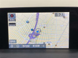 【SDナビゲーションシステム】運転中の視線移動が少なく済むよう、遠方情報に8インチ遠視用ディスプレイ、手前にはタブレット感覚で操作できる7インチトヨタマルチオペレーションタッチを配置しています。