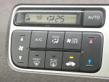 【オートエアコン】一度お好みの温度に設定すれば、車内の温度を検知し風量や温度を自動で調整。暑い&hellip;寒い&hellip;と何度もスイッチ操作をする必要はありません。快適な車内空間には必須の機能ですね♪