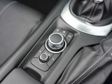 マツダコネクトを操作するコマンダーコントロールです。運転中に自然と手の触れる位置に配置されています。