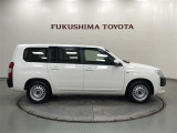 【まるごとクリーニング】シートを取り外し、車内を徹底洗浄。隅々まで丁寧に仕上げています。
