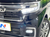 【LEDヘッドライト】悪天候や夜間走行時も良好な視界を確保し安心して運転できる高輝度LEDヘッドライトを装備!点灯速度が早く、消費電力も抑えられています。