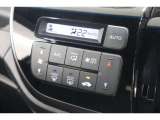 フルオートエアコンが装備されています!お好みの温度設定をするだけでエアコンの風量やモードの切り替えを自動でコントロールしてくれます!ユーザーの操作が少なく燃費走行にもつながります!