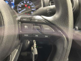 ステアリングスイッチ付きで、運転中に視線を前に向けたまま操作できます。