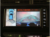 【パノラマモニター】に搭載した4つのカメラにより、車を真上から見ているような映像を表示。運転席から確認しにくい車両周囲の状況を把握できます。