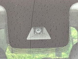 【エマージェンシーブレーキ】走行中に前方の車両等を認識し、衝突しそうな時は警報とブレーキで衝突回避と被害軽減をアシスト。より安全にドライブをお楽しみいただけます。